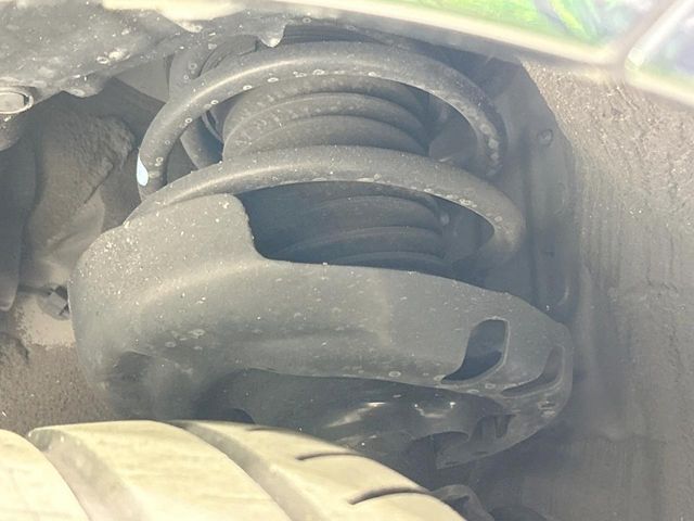 お車を安心してお乗りいただく為には、足回りの定期点検が欠かせません。サービスサポート（有償保証）では無料点検もご提供しており、安心のカーライフをお過ごしいただけるサポート体制が整っています。