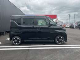 リヤスライド仕様となっていますので開け閉めの際、隣の車にドアをぶつける心配がございません☆