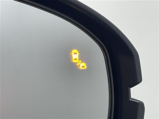 【BSM（ブラインドスポットモニター）】隣車線上の側方および後方から接近する車両を検知すると、検知した側のドアミラーが点灯。その状態でウインカーを出すと、インジケーターの点滅と警報音で警告します。
