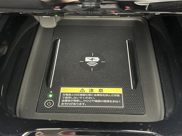 【ワイヤレス充電器（Qi）】走行中にスマートフォンをワイヤレスで充電できます！