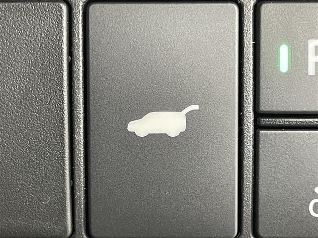 【電動リアゲート】荷物を抱えた状態でもリアゲートの開閉が可能です！お買い物時やアウトドアの際に役立ちますね。
