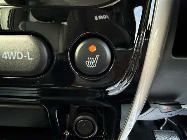 ■当店にはサービス工場も併設しておりますので、タイヤ交換から車検整備までプロのメカニックがしっかりと整備いたします！明るく開放的な店内には、キッズスペースも完備！家族の皆様でご来店下さい！