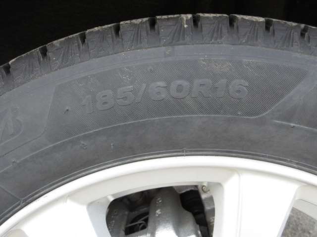 タイヤサイズは、185/60R16/Rです。
