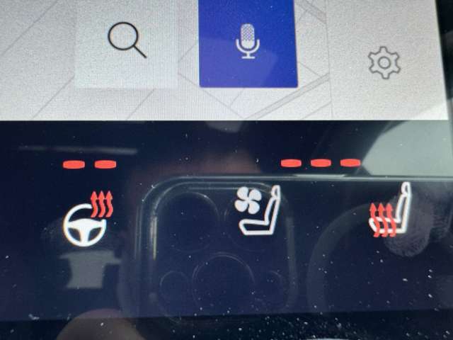 【シートヒーター】冬場にうれしいシートヒーターを装備。シート自体が温まりますので、冬場のドライブをよりお楽しみいただけます。