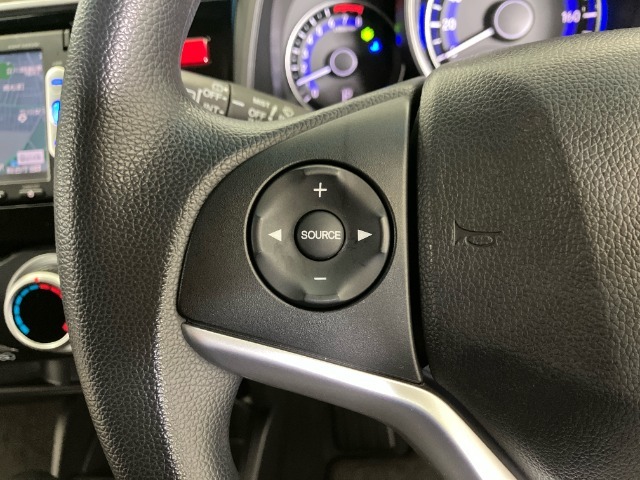 ★ステアリングにはオーディオコントロールスイッチが付いていますので、目線を正面から外すことが無く、また、ステアリングから手を離さずにオーディオ操作ができます。