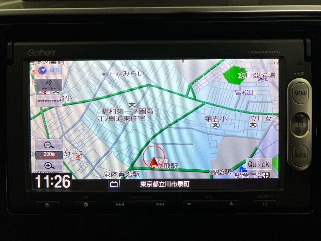 【ナビゲーション】純正メモリーナビ（VXM-145VSi）を装備しております。リンクアップフリー対応・ブルートゥース・デジタルTV・DVD/CDプレーヤー・バックカメラ付きです。