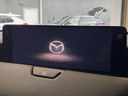 【10.25インチマツダコネクト】車内の雰囲気にマッチした大型ディスプレイ。スマホ接続でのナビ使用やBluetooth再生等、様々な機能が楽しめます。直感的なダイヤル操作が可能で、使い勝手も良好です。
