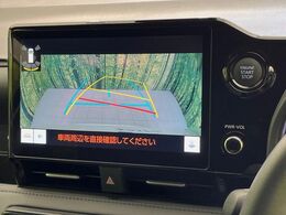 【バックカメラ】駐車時に後方がリアルタイム映像で確認できます。大型商業施設や立体駐車場での駐車時や、夜間のバック時に大活躍！運転スキルに関わらず、今や必須となった装備のひとつです！