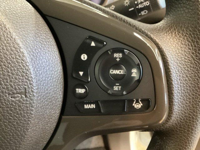 ハンドルにHondaセンシング系のクルーズコントロールやレーンキープアシストなどの操作スイッチが装備されています。ハンドルから手を離さず安全に操作できます。