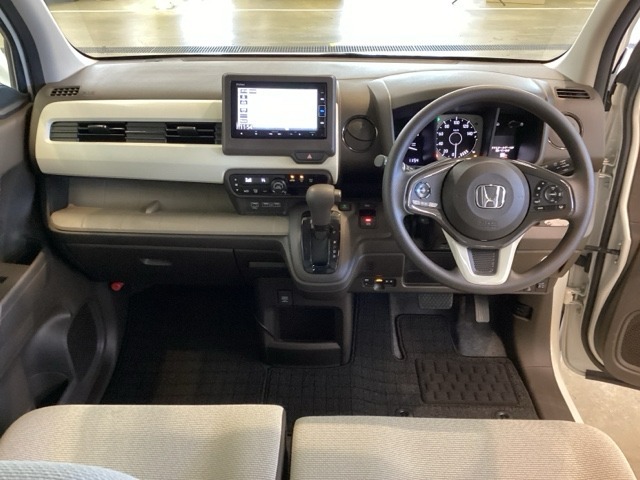 車内は光触媒抗菌消臭施工済です。スタイリッシュなデザインで暖かみのあるインパネ周りを演出します。グローブボックスやカップホルダーのほかにトレーなどたくさんの収納スペースが装備されています。