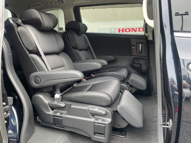キャプテンシートタイプの2列目シートです。オットマンがついています。