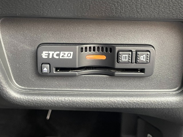 運転席右下にETCがついています。