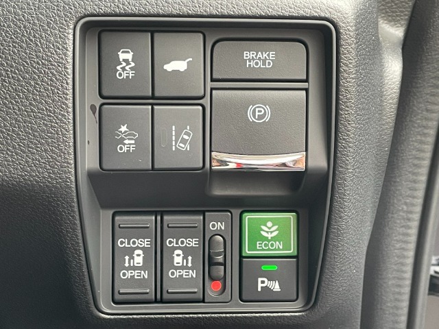 運転席右側に電動スライドドアのスイッチや電子パーキングのスイッチやブレーキホールドのスイッチ等がついています。