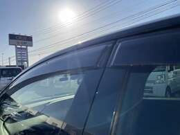 「バイザー」夏場の駐車時に、窓をほんの少し開けておくことで、室内の温度上昇を抑えることができますね♪
