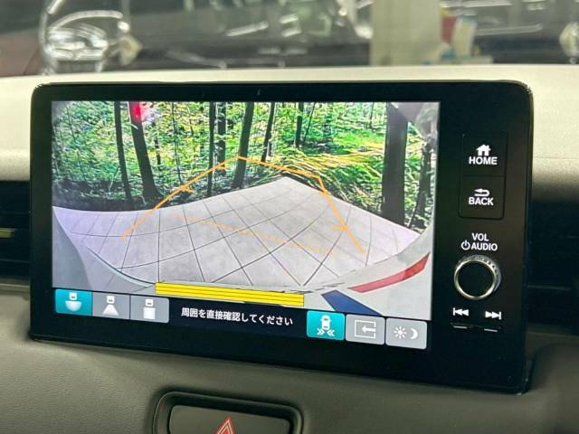 【バックカメラ】駐車時に後方がリアルタイム映像で確認できます。大型商業施設や立体駐車場での駐車時や、夜間のバック時に大活躍！運転スキルに関わらず、今や必須となった装備のひとつです！