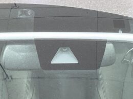 【トヨタセーフティセンス】走行中に前方の車両等を認識し、衝突しそうな時は警報とブレーキで衝突回避と被害軽減をアシスト。より安全にドライブをお楽しみいただけます。