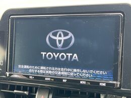 【純正ナビ】人気の純正ナビを装備しております。ナビの使いやすさはもちろん、オーディオ機能も充実！キャンプや旅行はもちろん、通勤や買い物など普段のドライブも楽しくなるはず♪