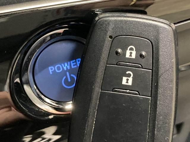 【スマートキー・プッシュスタート】キーを身につけている状態なら、ドアに付いているスイッチを押すだけで、ドアロックの開閉ができる機能。エンジン始動も便利です