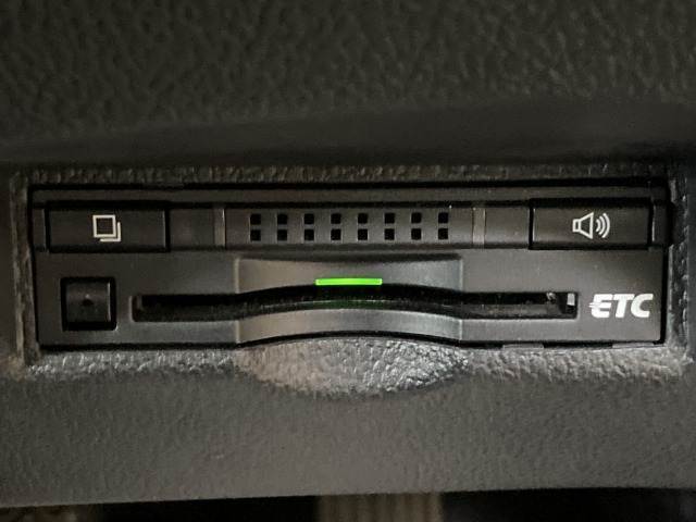 【ETC車載器】を装備しておりますので、ご納車直後からの遠距離ドライブも可能です。土日の利用料金の割引や、朝夕の通行料金を割引料金で高速道路をお楽しみいただけます。