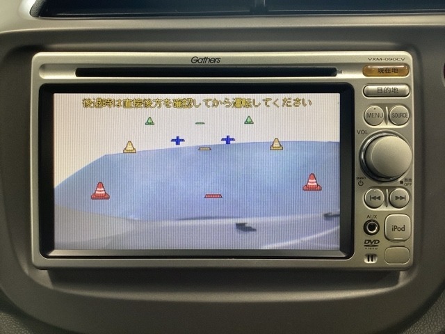 バックでの車庫入れも安心です！　リアカメラが付いているバックモニター付のナビを装備しております。操作線もついており距離感も画面から確認できます。