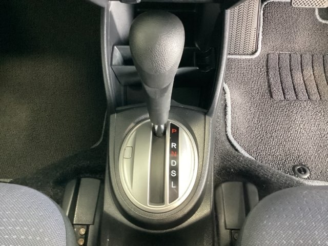 CVT車のセレクトレバーです。低速から高速まで、変速ショックのないスムーズな走りを実現するとともに、エンジン効率のよい領域を維持することで燃費にも貢献します。