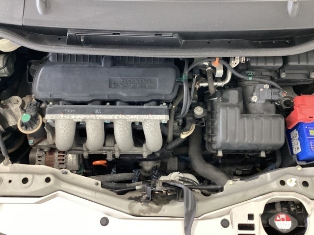 ホンダスタッフがしっかり整備して保証付きにてお渡し致します。エンジンルーム＆室内ルームともにクリーニング済みで清潔です。快適なドライブをお楽しみください。