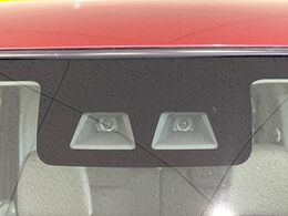 【スマートアシスト】走行中に前方の車両等を認識し、衝突しそうな時は警報とブレーキで衝突回避と被害軽減をアシスト。より安全にドライブをお楽しみいただけます。