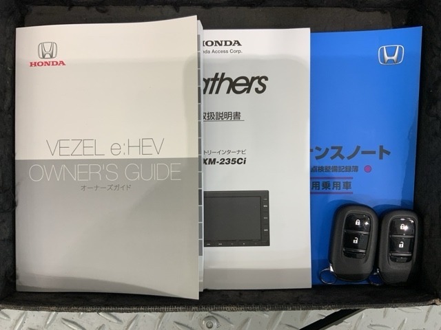 スマートキーは鍵をバッグに入れたままでもドアロックの開閉やエンジンのON・OFFができます。夜間や雨の日も鍵を探さなくて良いので便利です。
