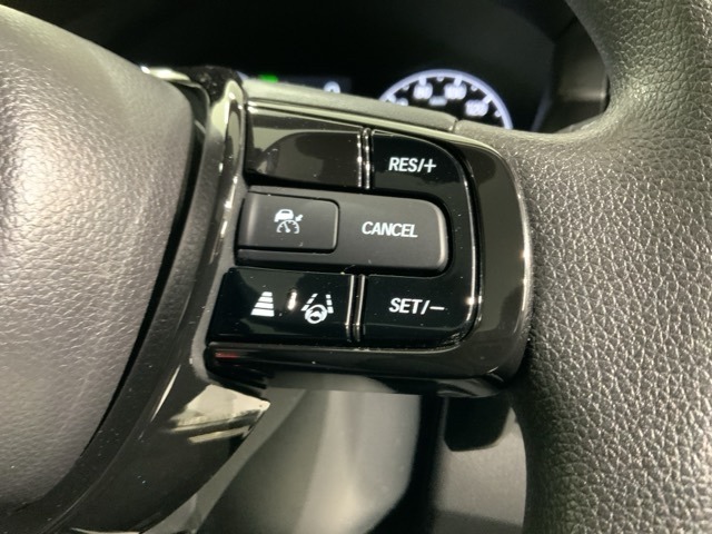 クルーズコントロールを装備しています。高速道路などで一定の速度で走ってくれるので運転が楽ですよ！速度を設定できますので、スピードの出しすぎにも注意できます。