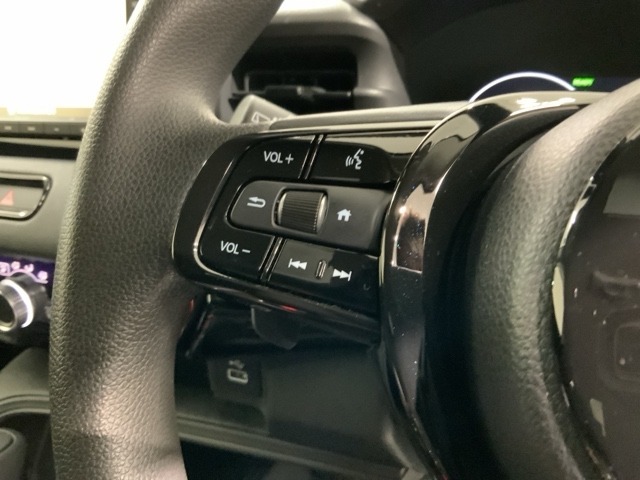 ステアリングにオーディオ操作スイッチが付いています。オーディオ画面に直接タッチしなくても操作が出来ますので、運転に集中できます。