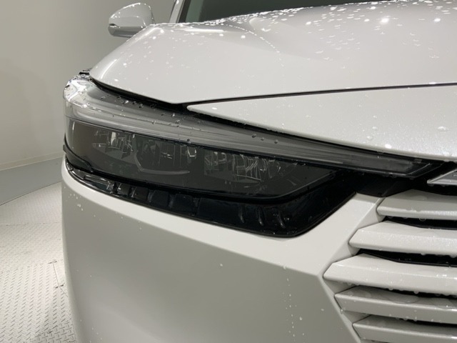 LEDヘッドライトは、点灯の瞬間から最大光量を発揮し、突然暗くなるトンネルなどでの安定感を高めます。