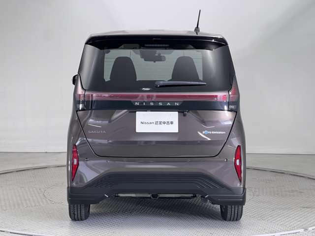 【細かい細部まで洗浄済】エンブレムやヒンジ部分まで細部にわたって洗浄しております。