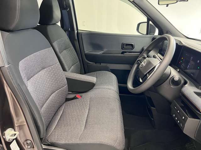 運転席も広くゆとりのある室内です