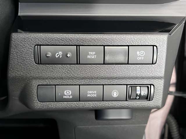 長距離運転や、渋滞時に疲労軽減できるオートブレーキホールド機能付きです。