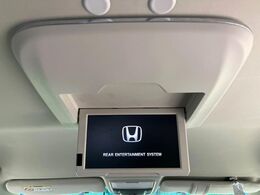 【フリップダウンモニター】大画面モニターで後席でもエンタメをお楽しみいただけます。小さなお子様にも大人気の装備です♪