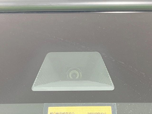 【ホンダセンシング】走行中に前方の車両等を認識し、衝突しそうな時は警報とブレーキで衝突回避と被害軽減をアシスト。より安全にドライブをお楽しみいただけます。