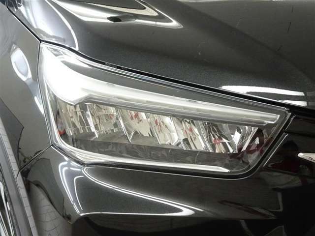 LEDヘッドライトです。デザイン性がよくとても明るいので、夜間の走行や悪天候でも安心です。しかも長寿命！
