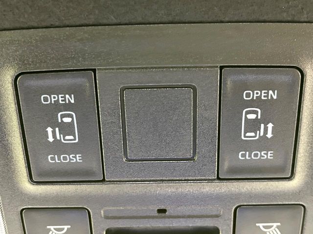 【両側パワースライドドア】スマートキーや運転席のスイッチで後席両側スライドドアの開閉が可能♪電動だから力を入れてドアを開ける必要が無く、小さなお子様でも簡単に開け閉めでき快適です♪