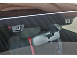 アイサイトはステレオカメラによる認識と制御によって、クルマや歩行者、白線などを識別、カラー画像によるブレーキランプの認識など、あらゆるシーンでより高度な運転支援を実現しています。