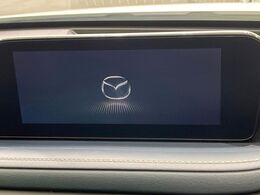 【8.8インチマツダコネクト】車内の雰囲気にマッチした大型のディスプレイ。スマホ接続でのナビ使用やBluetooth再生等、様々な機能が楽しめます。直感的なダイヤル操作が可能で、使い勝手も良好です。