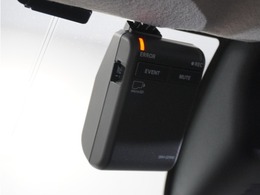 ◆ドライブレコーダー◆映像・音声などを記録する自動車用の装置です。　もしもの事故の際の記録はもちろん、旅行の際の思い出としてドライブの映像を楽しむことができます。