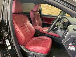 【レザーシート】ならではの高級感あふれる内装がこたわりのアイテム。見た目の高級感とより上質な座り心地をお楽しみください。