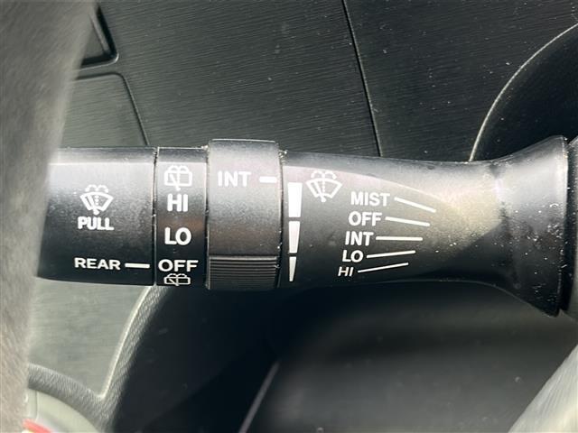 運転席操作部の画像です。店舗にて現車の確認もいただけますので、お電話で在庫のご確認の上是非ご来店くださいませ！！！ワクワクするクルマ選びをご提案します！