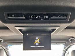 【後席モニター（フリップダウンモニター）】後部座席からも、DVDや映画・ライブ映像など様々な動画が楽しめドライブが退屈しません！※機種によって接続できる映像が異なります。