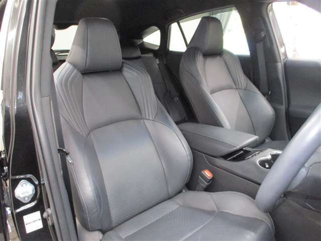 運転席側からの前席ビューです。内装色はブラック系ですので汚れも目立ちにくいです♪