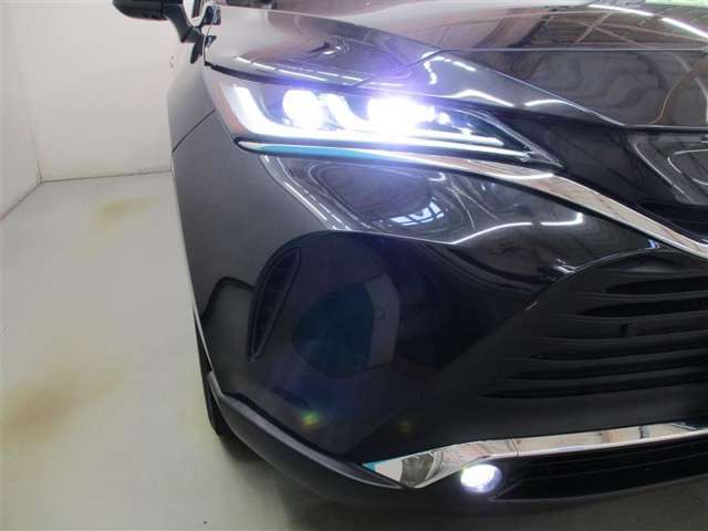 LEDヘッドライトとフォグランプのコラボです。雨や雪の日も安心！フォグランプがお車の存在を際立たせますね♪