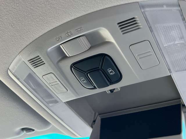両側電動スライドドア、パワーバックドアは運転席からもスイッチ一つで操作可能です！