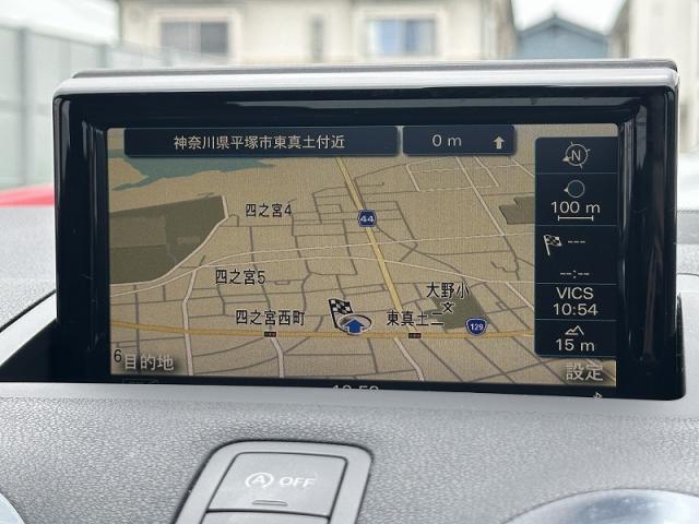 【マップ】日本向けにデザインされた地図を採用し、施設情報、電話番号、住所など様々な方法で目的地検索が可能。