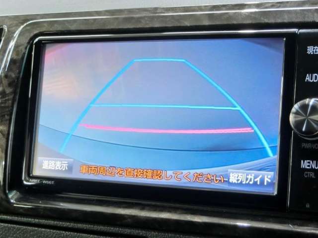 バックモニターで車庫入れも安心。