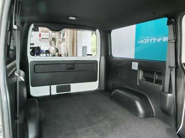 広い荷室です。
